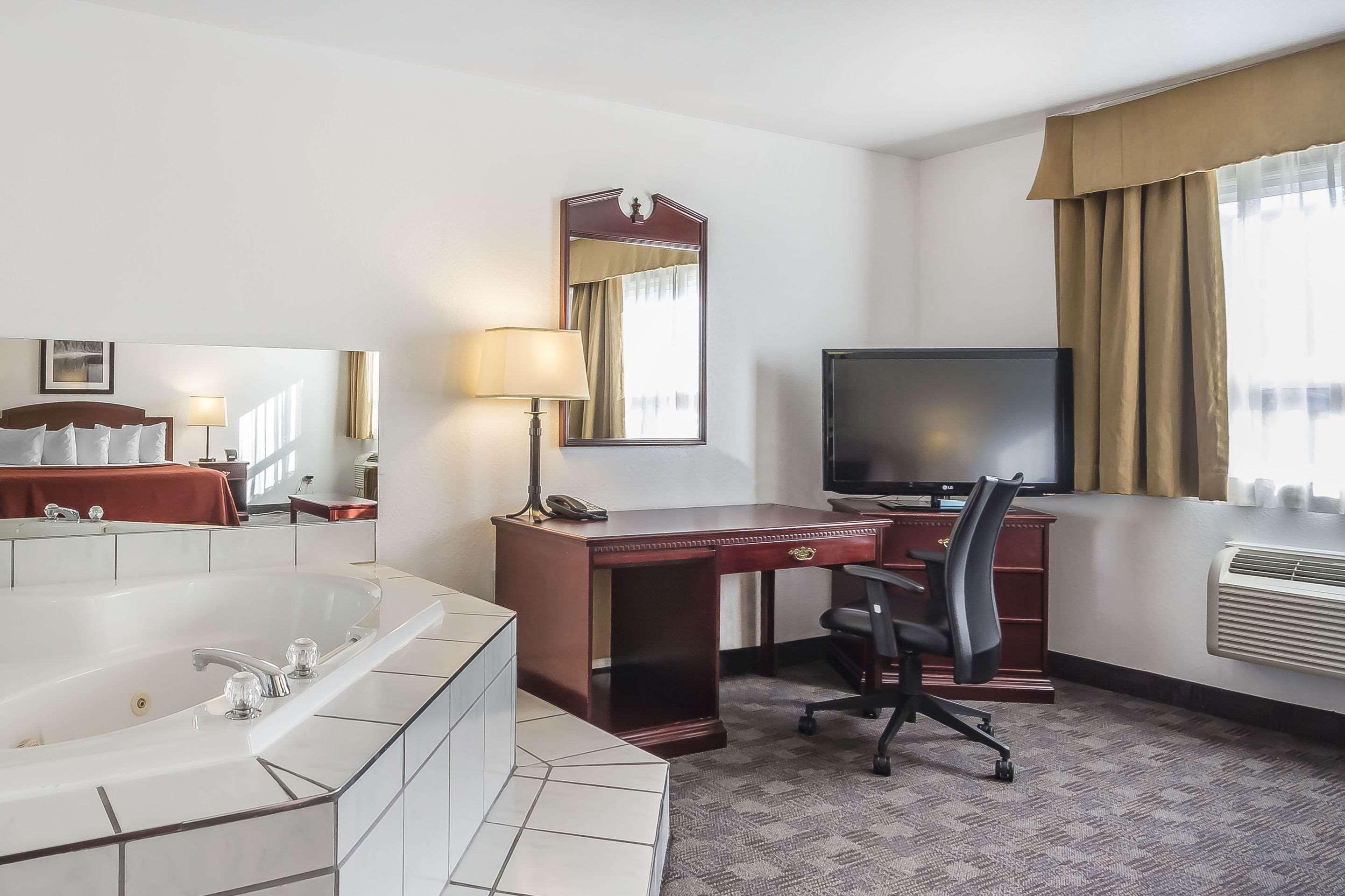 Quality Hotel & Conference Centre Fort Mcmurray Exteriör bild